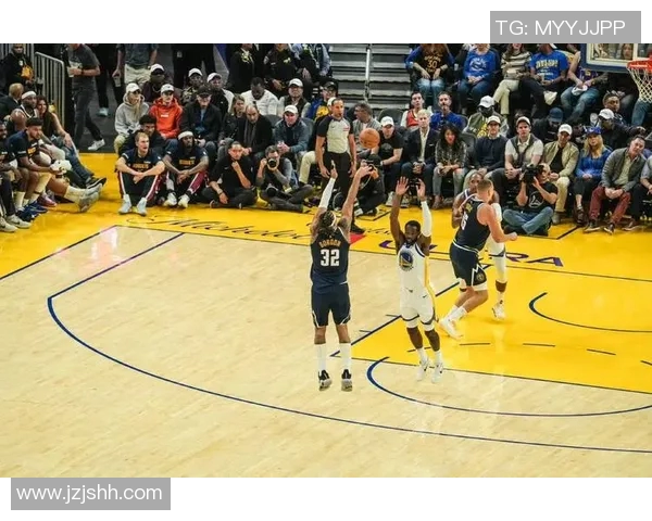 勇士与步行者场上冲突引发激烈斗殴赛场气氛瞬间紧张升级